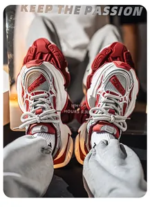 Détail baskets tendance en mesh respirant rouge et blanc pour hommes style chunky
