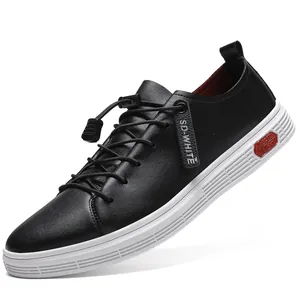 Hoogwaardige zwarte echt lederen casual sneakers met witte zolen en elastische veters