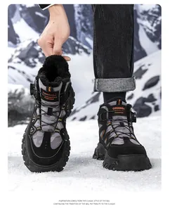 Detalle de botas de montaña de invierno para hombre con forro de piel cálida en la nieve.
