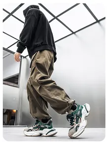 Vue détaillée des baskets chunky pour hommes en mesh vert et blanc, style urbain
