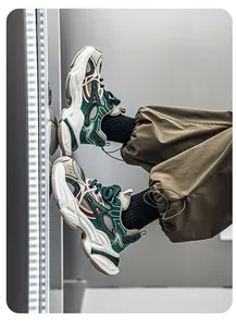 Gros plan détaillé des baskets homme vertes en mesh avec un pantalon cargo kaki.