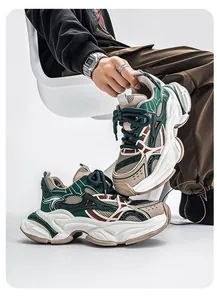 Vue détaillée de la texture mesh des baskets épaisses et respirantes vert et kaki homme.