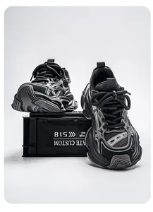 Gros plan sur les baskets chunky pour hommes avec mesh noir et semelles épaisses