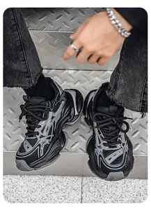 Vue détaillée de baskets noires épaisses pour hommes avec semelles à plusieurs couches