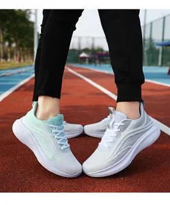 Vista ravvicinata di scarpe da passeggio traspiranti da donna in verde menta e grigio.