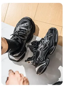 Vue détaillée de baskets dad pour hommes en maille noire respirante avec semelle épaisse