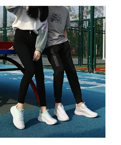 Vista dettagliata di sneakers da donna eleganti e traspiranti su campo sportivo.