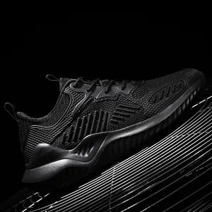 Ademende zwart fly-knit chunky sportschoenen met een futuristisch mecha-ontwerp.