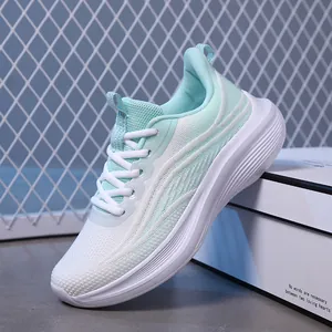Sneaker atletiche leggere in rete traspirante blu chiaro e bianco per camminate estive da donna