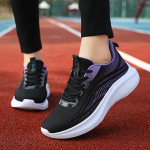 Scarpe da ginnastica leggere da donna in mesh con suole bianche morbide per camminare