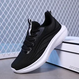 Sneaker nere traspiranti da donna con suole bianche spesse per camminata sportiva