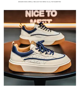 Λεπτομερής προβολή premium χαμηλών sneakers με καπιτονέ υφή και σόλα πλατφόρμας από καουτσούκ