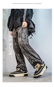 Λεπτομερής κοντινή όψη δερμάτινων χαμηλών sneakers υψηλής ποιότητας σε μαύρο και κρεμ