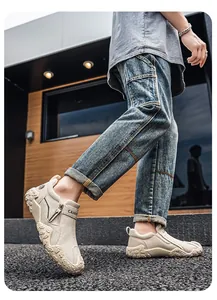 Primer plano de zapatos de lona beige transpirables para hombre con suelas texturizadas afuera
