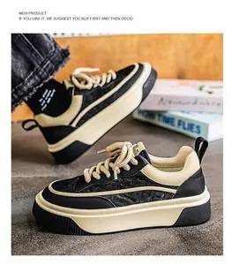 Λεπτομέρεια από premium ανδρικά χαμηλά sneakers με χοντρές σόλες και ανθεκτικά κορδόνια.
