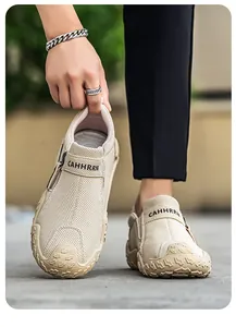 Primer plano de mocasín de lona beige transpirable con textura y logotipo CAHHRRN