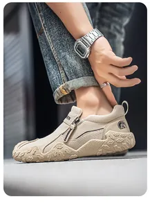 Detalle de los mocasines de lona beige transpirables con suela de goma gruesa