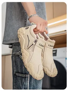 Primer plano de zapatos de lona transpirables beige para hombre con suelas gruesas