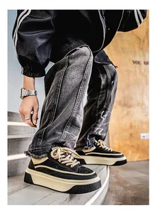 Λεπτομερής λήψη ανδρικών sneakers με χοντρή σόλα πλατφόρμα και δερμάτινο φινίρισμα