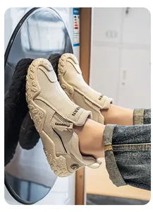 Vista detallada de zapatos de malla transpirable beige con suelas de goma con relieve.