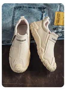 Primer plano de mocasines de malla beige transpirables con suelas de goma gruesas