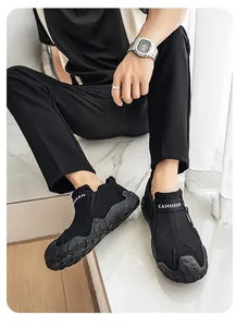 Vista detallada de los mocasines de malla negra transpirable para hombre con suela