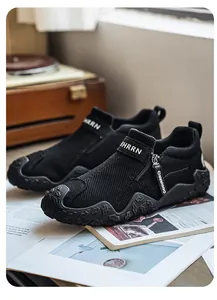 Detalle de zapatos slip-on de malla transpirabile negra con cremallera y suela texturizada