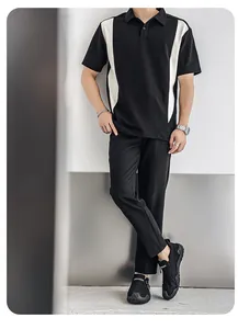 Mocasines negros transpirables para hombre combinados con un conjunto de polo casual.