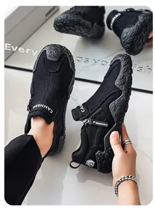 Detalle de mocasines de malla negra transpirable de alta calidad para hombre con suela de goma