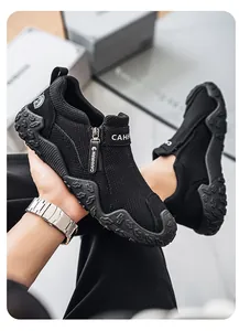 Primer plano de zapato negro de malla transpirable con logotipo y cremallera CAHHRN.