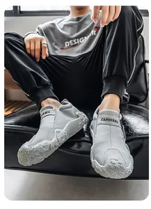 Detalle de zapatos sin cordones de malla gris transpirable para un look informal