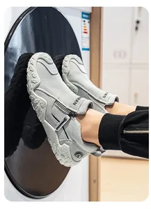 Vista detallada de zapatillas de malla gris transpirable para hombre con cremallera
