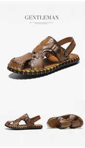 Detailweergave van de bruine leren herensandalen met een extra ademend hol ontwerp.