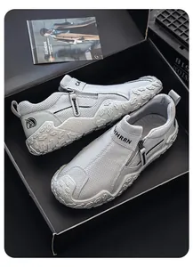 Detalle de zapatos grises de malla transpirable con suela de goma texturizada única