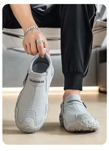 Vista detallada de zapatos slip-on de malla gris transpirable con suela