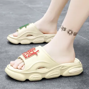 Ciabatte da spiaggia beige con suola spessa e design a caratteri Guochao per uomo e donna