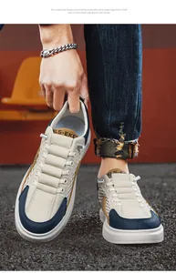Detail von atmungsaktiven Mesh-Freizeitschuhen in Beige und Blau für Herren