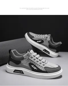 Detaillierte Aufnahme grauer atmungsaktiver Mesh-Sneaker mit AIR-Logo und weißer Sohle.