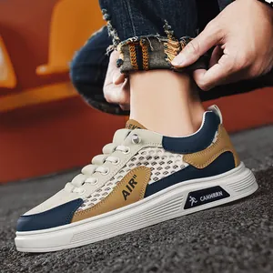 Atmungsaktive Herren-Sneaker aus hohlem Mesh im Streetstyle-Patchwork-Design.