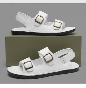 Vista lateral detallada de sandalias de cuero blanco para hombre con hebillas de bronce dobles
