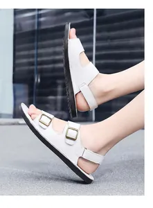 Vista lateral detallada de sandalias de cuero blanco para hombre con hebillas