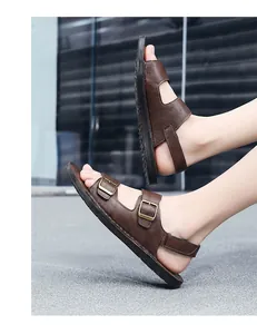 Primer plano de sandalias de cuero marrón para hombre con hebillas y suelas duraderas.