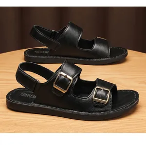 Primer plano de sandalias de cuero negro para hombre con hebillas doradas y suela antideslizante