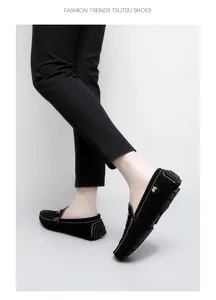 Vue latérale de mocassins en daim noir pour hommes avec coutures contrastées et boucle