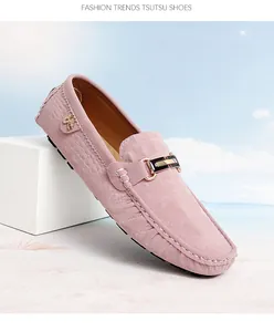 Vue détaillée des mocassins en daim rose pour hommes avec boucle métallique chic