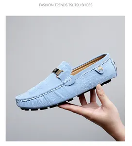 Vue détaillée de mocassins en daim bleu clair pour hommes avec boucle et semelle
