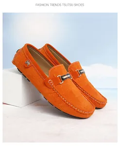 Détail de mocassins pour hommes en daim orange vif avec une boucle en métal élégante