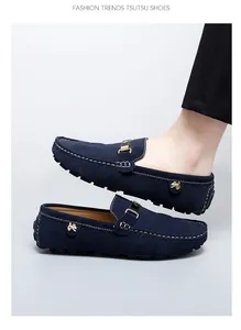 Vue détaillée des mocassins en daim bleu marine pour hommes avec boucle métallique.