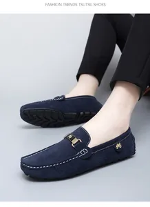 Vue détaillée de mocassins en daim bleu marine pour hommes avec boucle élégante.