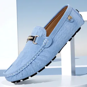 Mocassins de luxe en daim bleu clair pour hommes avec détail en métal doré élégant
